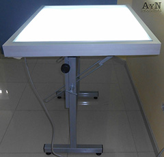 Mesa de luz con base plegable